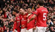 مانشستر يونايتد يهزم برينتفورد 2-1 في مباراة مثيرة بالدوري الإنجليزي