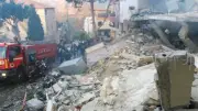 محاصرة 3 من عناصر الدفاع المدني اللبناني تحت الأنقاض بعد غارة إسرائيلية