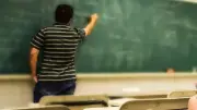 معلمو الحصة فوق 45 سنة يطالبون بالتعيين ومساواتهم بزملائهم