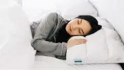 استشاري عظام: 5 مخاطر خطيرة للنوم على وسادتين بدل واحدة