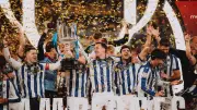 ريال سوسيداد يحتفل بكأس ملك إسبانيا بحافلة مكشوفة وسط جماهير دونوستيا