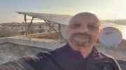 وداعاً لفاتورة الكهرباء التقليدية.. مواطن يحول سطح منزله إلى محطة طاقة شمسية مربحة