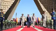 السيسي يضع إكليلا من الزهور على نصب شهداء القوات المسلحة وقبر السادات
