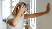 لا تتجاهل الصداع وتغيرات الرؤية.. علامات غير متوقعة لمشاكل المخ والأعصاب