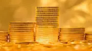 النفط والدولار يضغطان على الذهب.. هل يستمر الهبوط؟