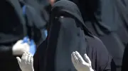 خبير أسري: حرية اللباس حق أساسي في الأماكن العامة والنقاب خيار شخصي