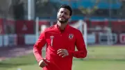 محمد الشناوي يدعم لاعبي الأهلي من الملعب أمام بيراميدز الإثنين