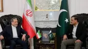 صور وزير الخارجية الإيراني مع قائد الجيش الباكستاني في إسلام آباد