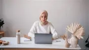 هل ينتهي العمل عن بعد اليوم؟ الحكومة تحسم الجدل وتكشف التوجه لتمديده