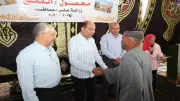 محافظ المنيا يكرم مزارعي بني حكم ويوزع مستلزمات زراعية ومواد غذائية