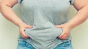 دهون البطن لدى النساء: متى تكون هرمونية؟ وأبرز طرق العلاج