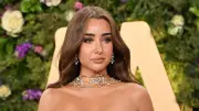 هنا الزاهد تبهر جمهورها بإطلالة صيفية جذابة داخل سيارتها صورة