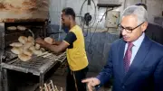 محافظ بني سويف يفاجئ مخبزًا بالحمرايا ويتفقد جودة الخبز