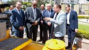 محافظ كفر الشيخ يتفقد أحدث ماكينة تخطيط طرق مصرية الصنع