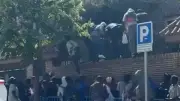 فوضى في إسبانيا بعد اقتحام مهاجرين سفارة جامبيا بمدريد