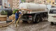 مياه الفيوم تدفع بجميع معداتها لمواجهة تجمعات الأمطار في الشوارع