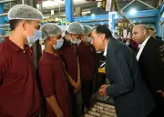 رئيس الوزراء يطمئن على العاملين خلال جولته بالمنطقة الاستثمارية ويسأل عن المرتبات