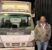 القبض على سائق نقل بعد اصطدامه بسيارة سيدة وتوقيفها أسفل عقار في البحيرة