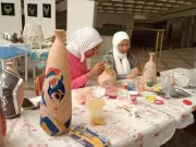 ورش حرفية بالإسماعيلية: الشباب يبدعون في الرسم بالتمبرا على الفخار
