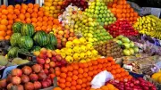 تقلبات أسعار الفاكهة في سوق العبور: ارتفاع الفراولة وانخفاض اليوسفي والجوافة