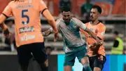 الأهلي السعودي يتعادل مع الفيحاء في دوري روشن ويواصل مطاردة الصدارة