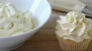 طريقة تحضير كريمة الزبدة لتزيين الحلويات والمخبوزات بسهولة في المنزل