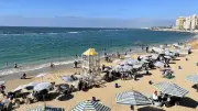 شاطئ ستانلي يتصدر الإقبال في الإسكندرية قبل شم النسيم رغم اضطراب البحر