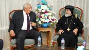 محافظ مطروح يهنئ الأنبا كاراس بعيد القيامة في كنيسة الشهيدين بمرسى مطروح