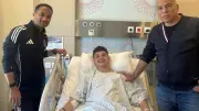 المدير الرياضي للأهلي يزور بلال عطية في المستشفى بعد عملية جراحية ناجحة في الركبة