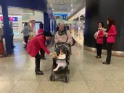 مطار القاهرة يحتفي بأعياد الربيع بتوزيع الورود والشيكولاتة على الركاب