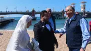 محافظ الإسكندرية يشارك عروسين فرحتهما على شاطئ ستانلي في لفتة إنسانية