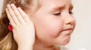 انتبهي لهذه العلامات.. أعراض التهاب الأذن عند الرضع وطرق الاكتشاف المبكر