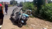 إصابة ثلاثة شباب في حادث تصادم بين موتوسيكل وتوك توك بقرية الطاهري في الدقهلية