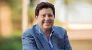 زوجة الفنان هاني شاكر تكشف تفاصيل حالته الصحية بعد توقف قلبه وإصابته ببنزيف