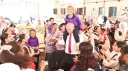 مدير مدرسة في أسيوط يحمل الأطفال على أكتافه في احتفالات يوم اليتيم
