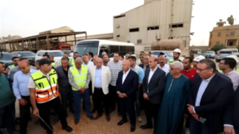 وزير النقل يتفقد مشروع تطوير طريق الصعيد الصحراوي الغربي