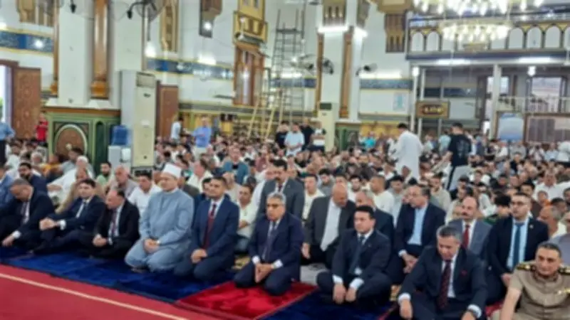 محافظ الدقهلية يؤدي صلاة عيد الأضحى بمسجد النصر في المنصورة