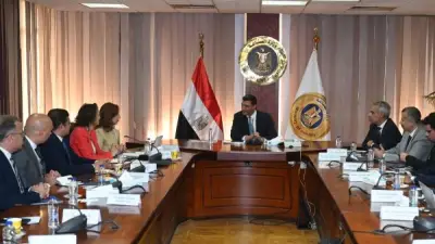 وزير الصناعة يبحث مع مجموعة تركية إنشاء مصنع زجاج يوفر 1000 فرصة عمل