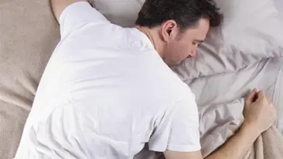 النوم على البطن ليس حراما بل مكروه وهذه 13 حقيقة مهمة