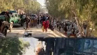 مصرع 18 وإصابة 29 في انقلاب مركبة لاجئين بأفغانستان
