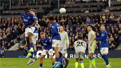 مانشستر سيتي يتعادل مع إيفرتون 3-3 ويبتعد عن صدارة الدوري الإنجليزي