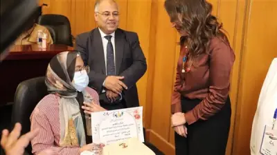 نائب محافظ الجيزة تشارك في توزيع 32 كرسيًا كهربائيًا لذوي الهمم