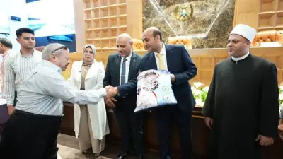 محافظ أسيوط يسلم تأشيرات وملابس إحرام لـ322 حاجًا من الجمعيات الأهلية