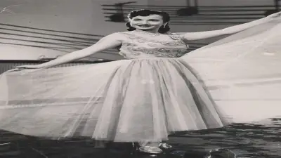 صورة نادرة و4 فساتين للسهرة.. هكذا اهتمت شادية بعالم الموضة