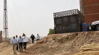 مداهمة بؤرة لتجميع وتخزين السولار والبنزين في أسوان وضبط 40 سيارة