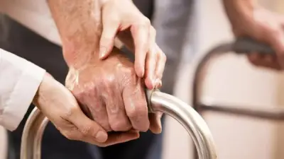 عقوبات تصل لـ5 سنوات حال إيذاء المسن.. القانون يحمي كبار السن