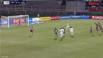 حارس يصد ثلاث ركلات جزاء متتالية لنفس اللاعب في مباراة نادرة