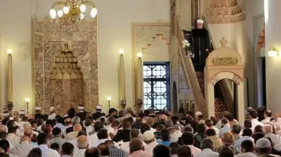حكم كلام القائمين على المسجد أثناء خطبة الجمعة لتنظيم الناس