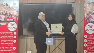 رئيس جامعة قناة السويس يهنئ طالبة صينية بفوزها في مسابقة إبداعات الوافدين
