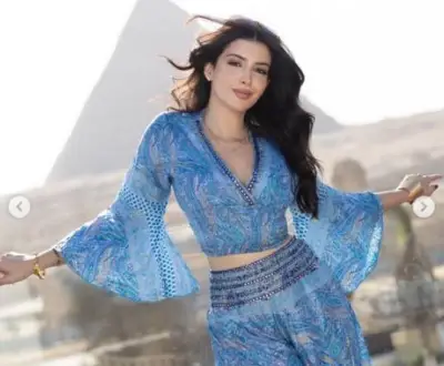 سارة بركة تخطف الأنظار بإطلالة ساحرة أمام الأهرامات